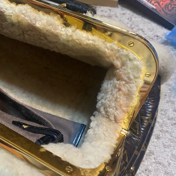 LOUIS VUITTON Patent Monogram Shearling Sac Thunder - Picture 5 of 15